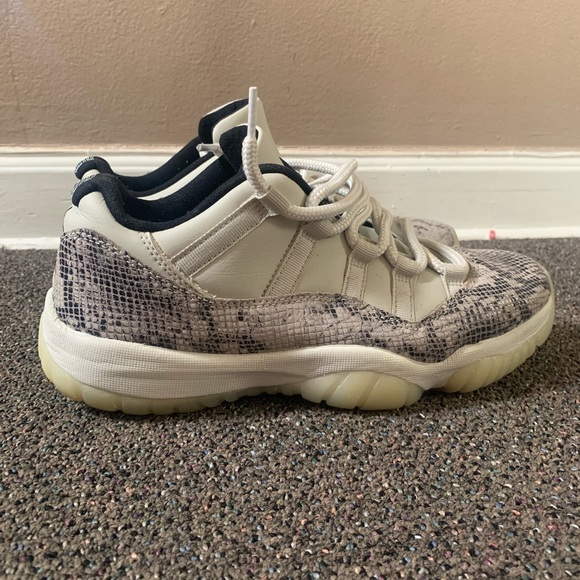 Jordan Retro 11 Light Bone Size-8.5 - Picture 4 of 5